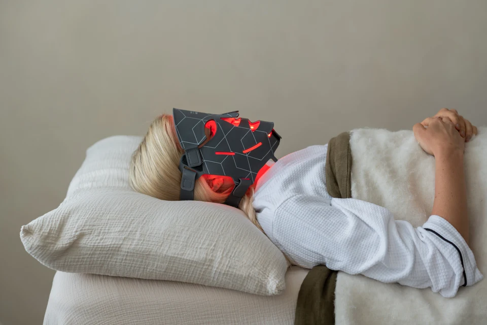 Ontspannen liggend met het gedragen FaceLITE PRO-masker
