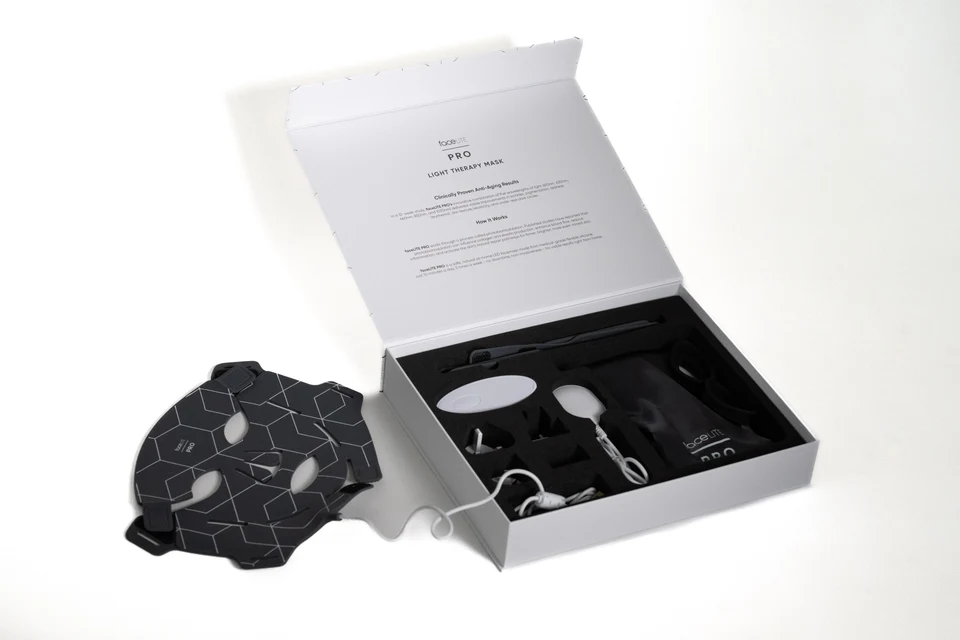 Geopende FaceLITE PRO-verpakking met masker en accessoires