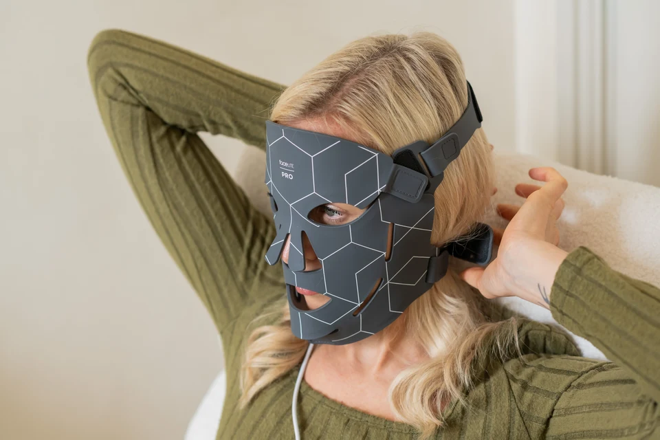 Hoofdband van het FaceLITE PRO-masker wordt afgesteld