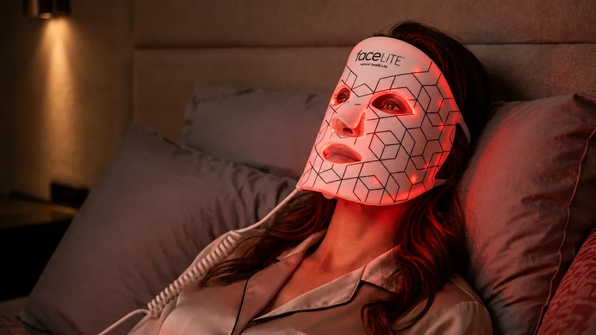 FaceLITE LED-gezichtsmasker in gebruik thuis