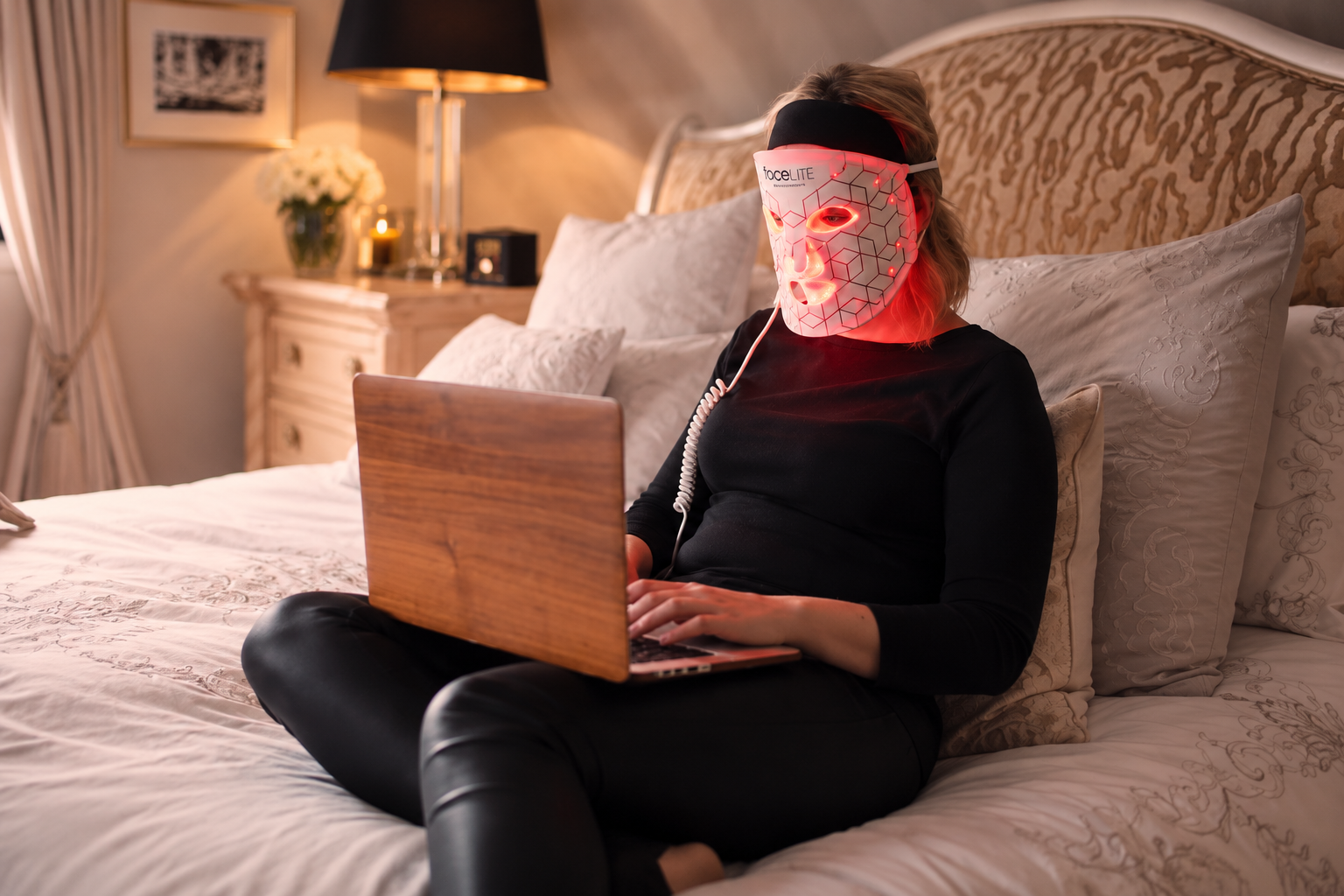 Ontspannen gebruik van het FaceLITE-masker tijdens een rustig moment