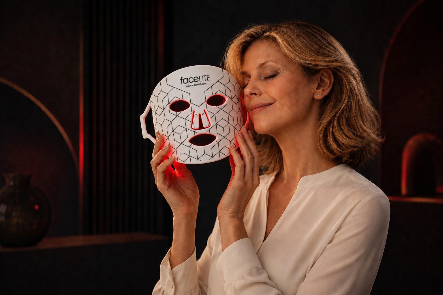 EternaBliss — vrouw met LED-masker in warm rood licht