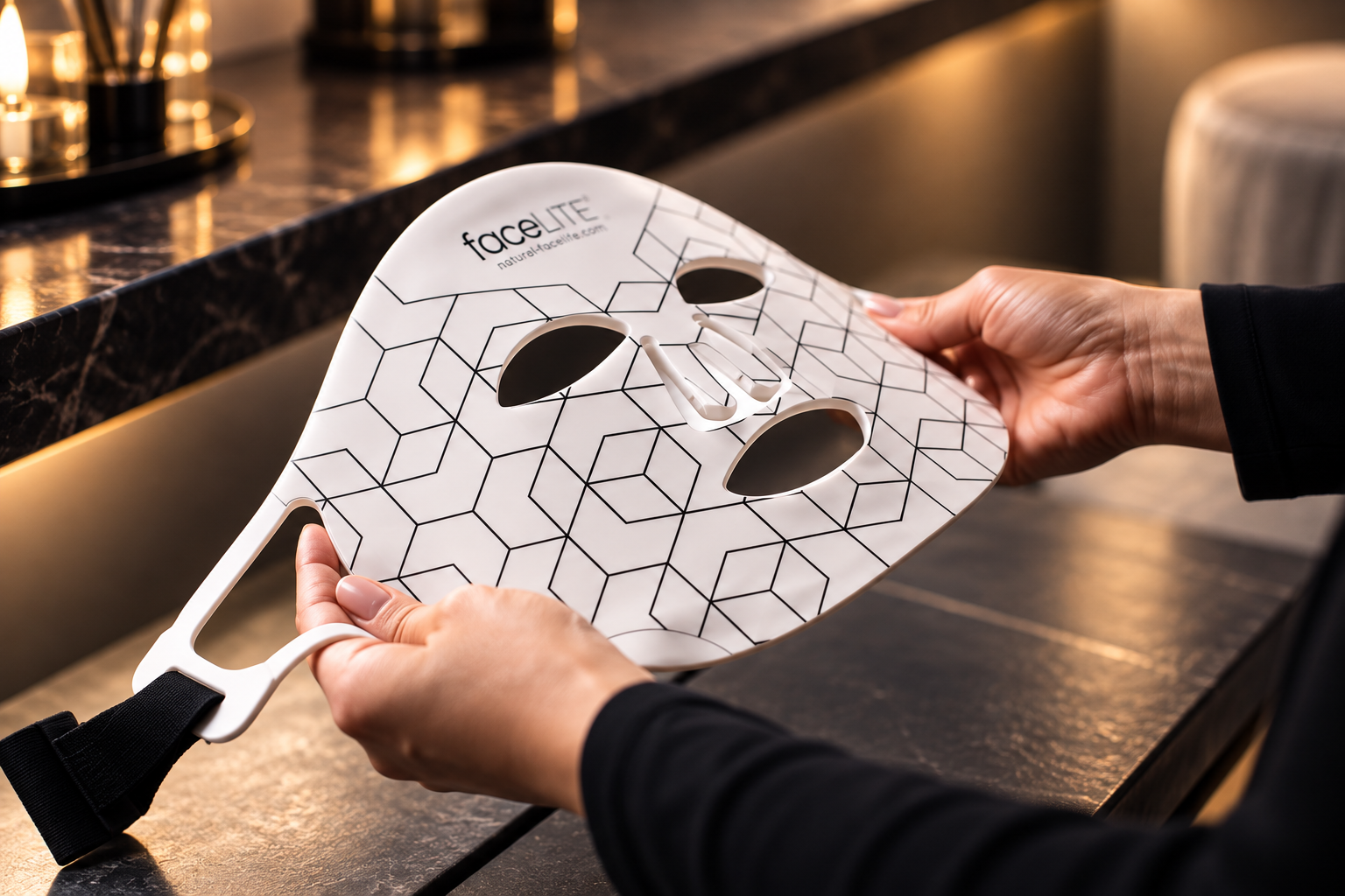 Flexibel siliconen FaceLITE-masker gebogen in de hand