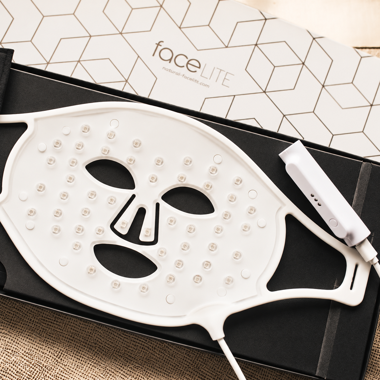 FaceLITE LED-masker met bedieningsunit in de verpakking
