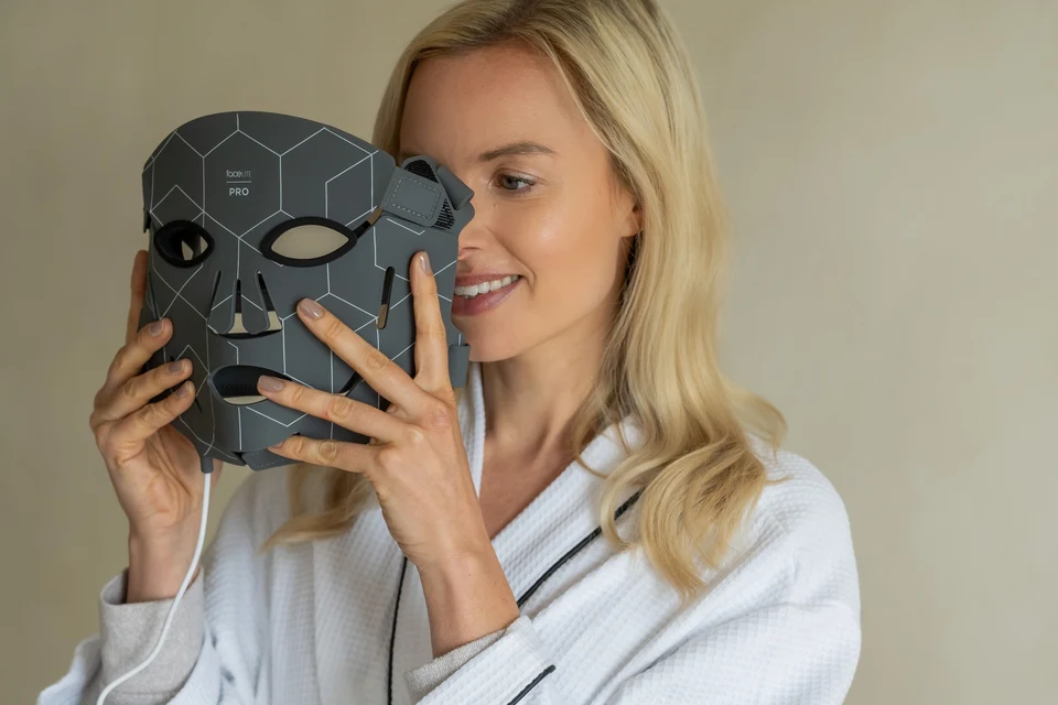 Het FaceLITE PRO-masker wordt voor het gezicht geplaatst